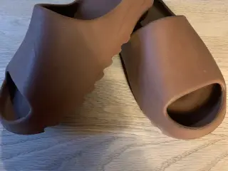 Yeezy slides str. 42