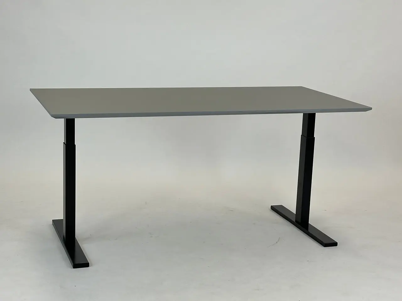 Billede 1 - Bord – Grå med Sort Stel 160x80 cm