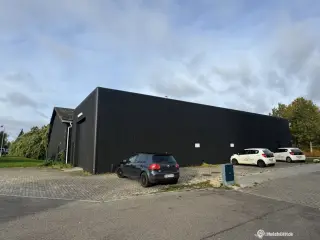 Perfekt Erhvervslokale for Bilsyn. Værksted eller Bilvask