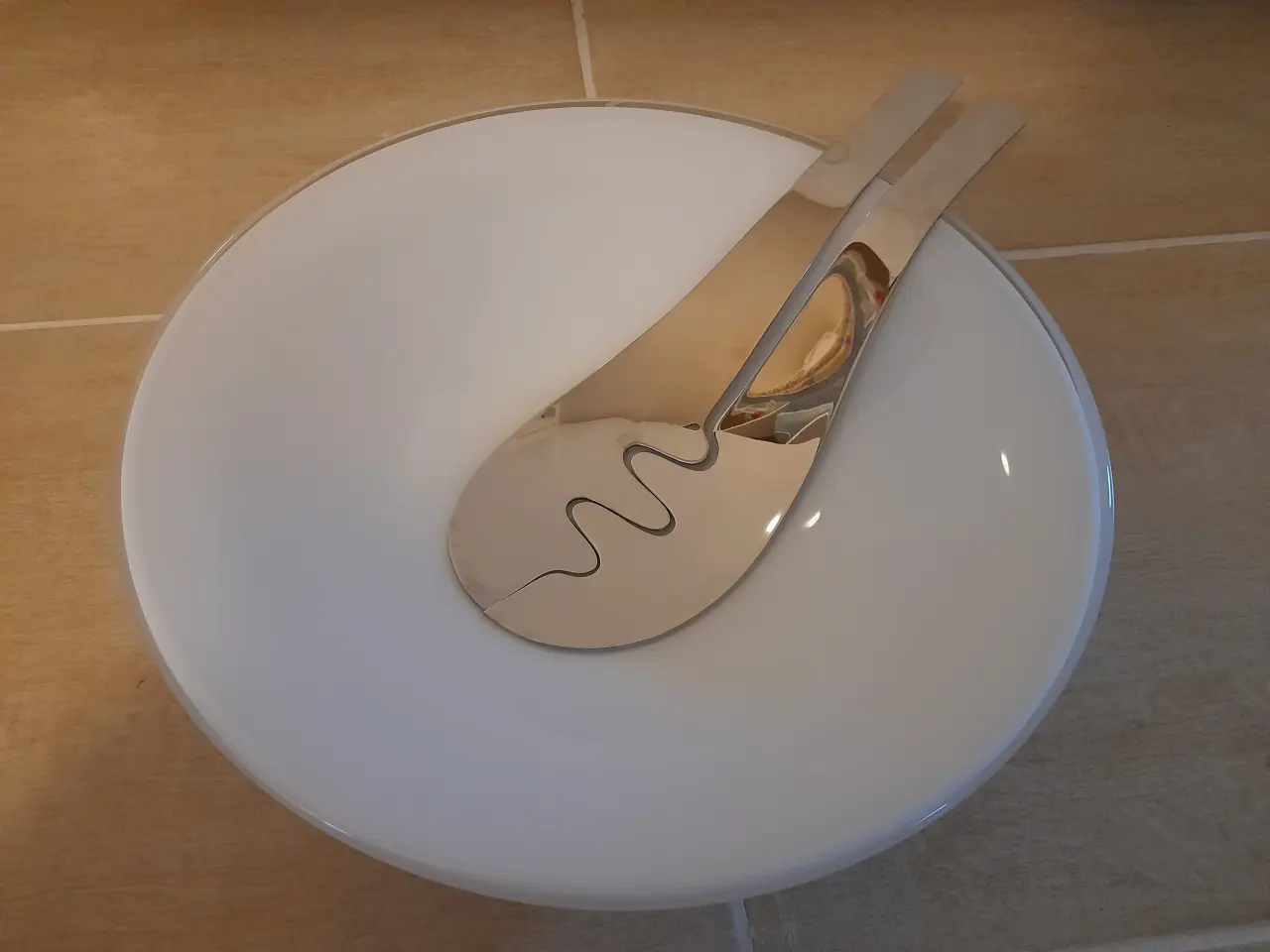 Billede 2 - Salatskål med tilhørende bestik , Umbra,          