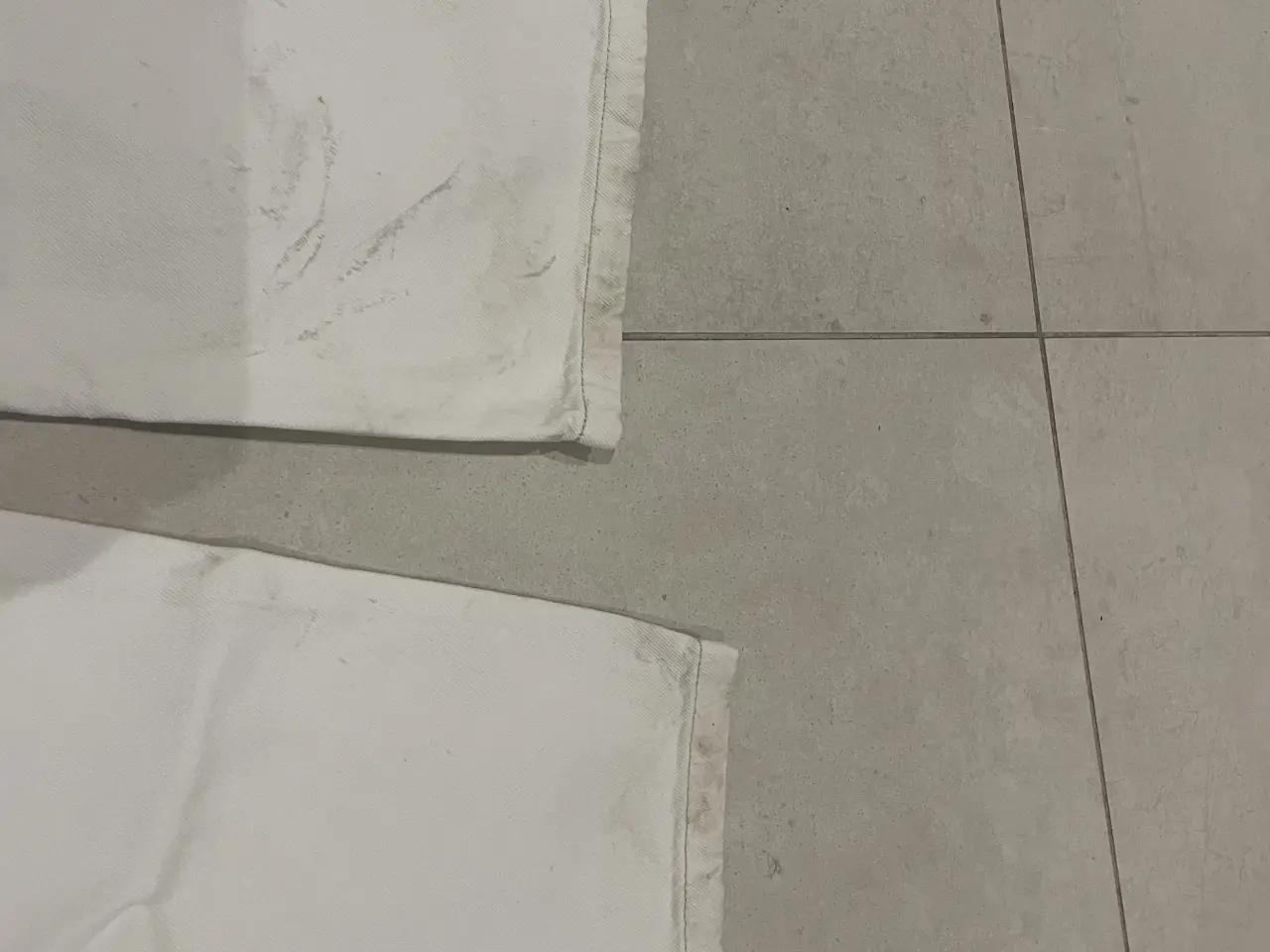 Billede 1 - Str. 40, defekt bagpå benene. Brede ben