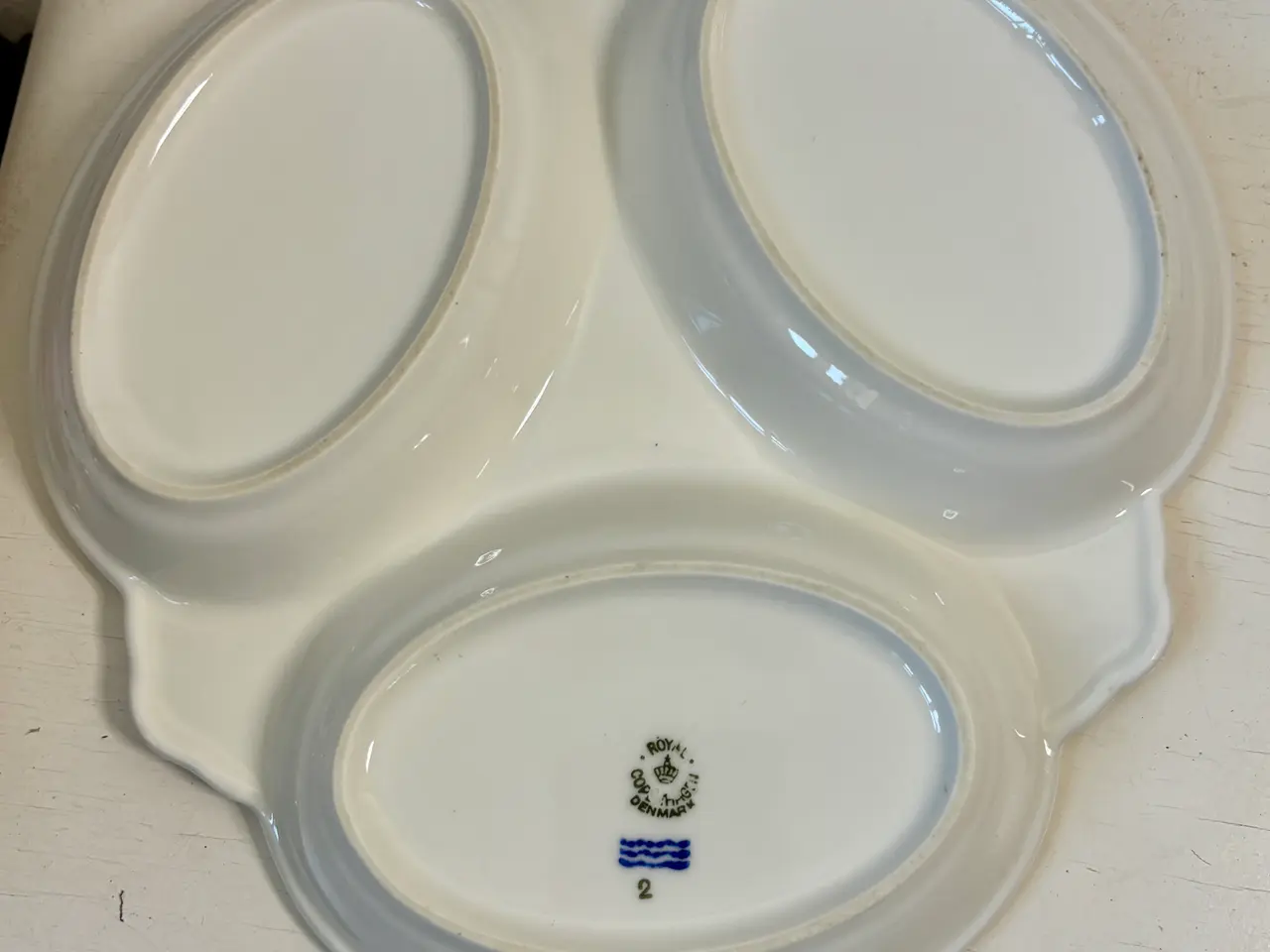 Billede 4 - Royal Copenhagen, hvidt cabaretfad - nr 2