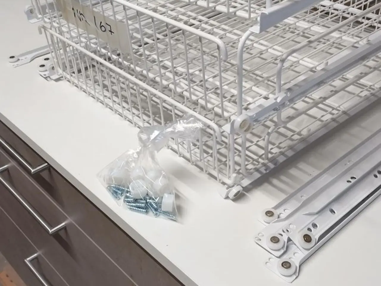 Billede 2 - 4 STK.  Hvide KVALITETS TRÅDKURV på rulleudtræk