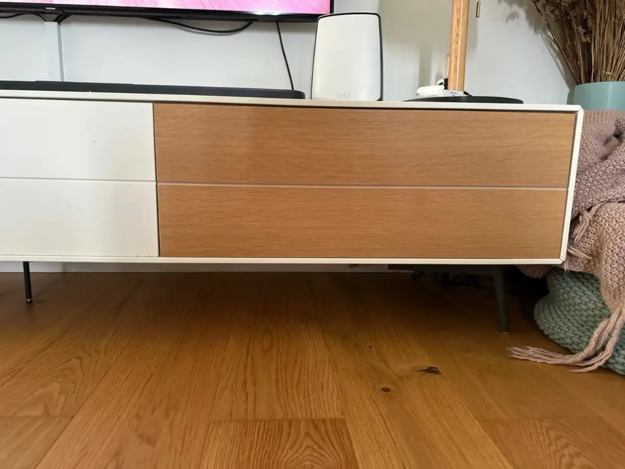 Billede 1 - Massiv tv bænk fra Boconcept