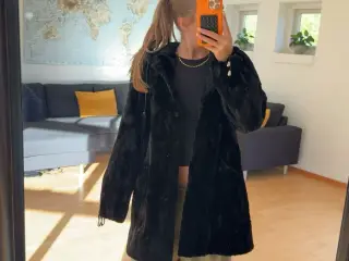 Elegant sort minkjakke – ægte mink, skræddersyet