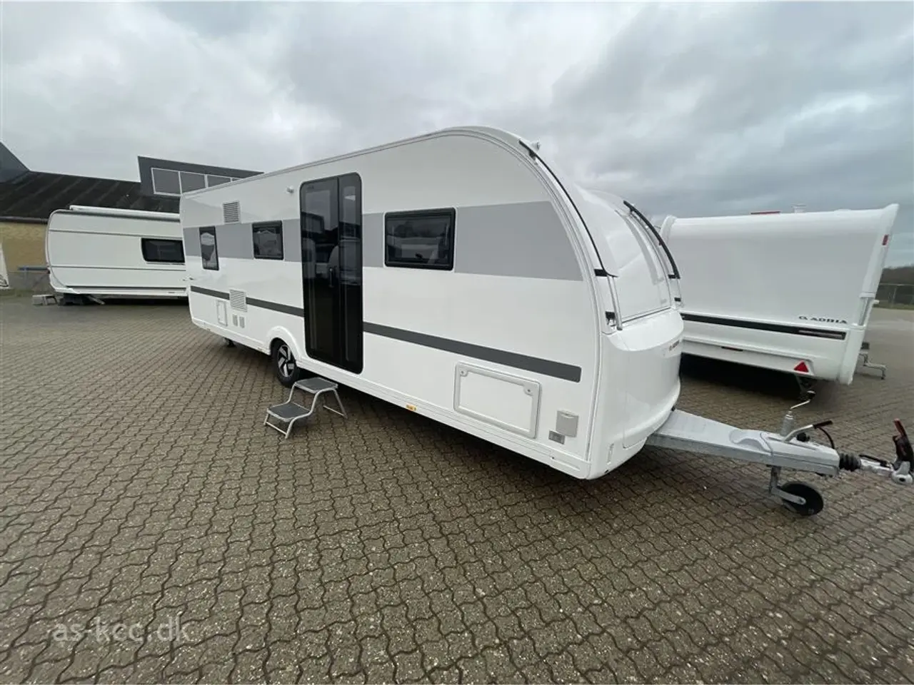 Billede 1 - 2022 - Adria Alpina 663 PT   Adria Alpina 663 PT årg. 2022 7 sovepladser, 6 siddepladser Isabella Commodore 3 m fortelt. Duo Control, Støttebensplader.