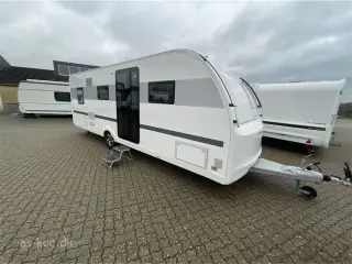 2022 - Adria Alpina 663 PT Adria Alpina 663 PT årg. 2022 7 sovepladser, 6 siddepladser Isabella Commodore 3 m fortelt. Duo Control, Støttebensplader.