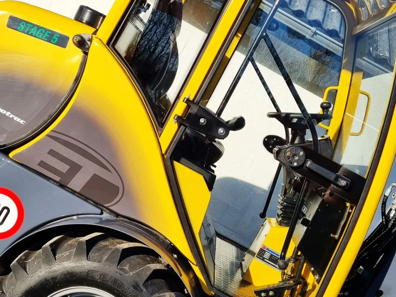 Billede 5 - Eurotrac W12S / lukket kabine / fabriksny / skovl & gafler / Kubota motor