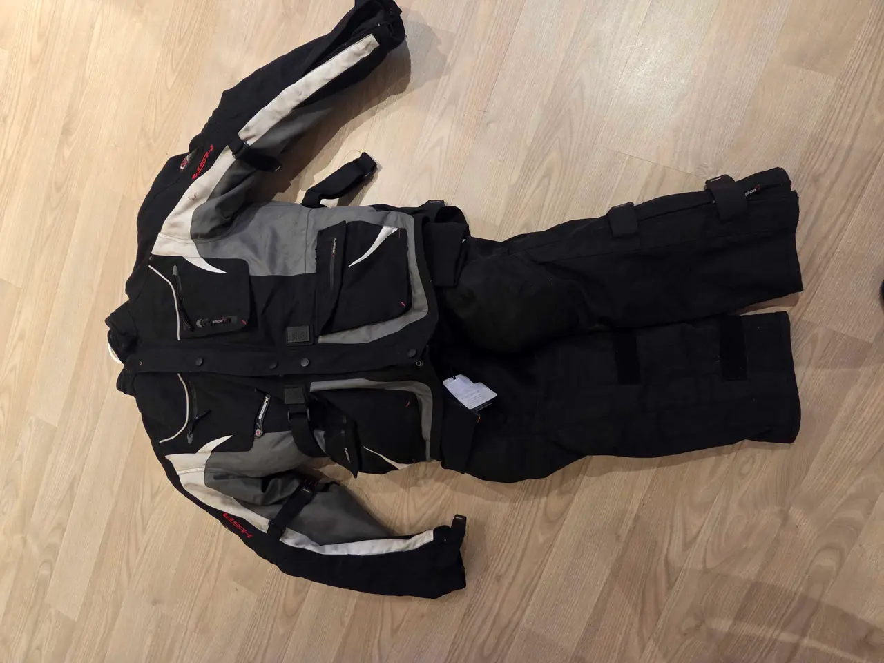 Billede 3 - 2 delt motorcykel sæt med hjelm