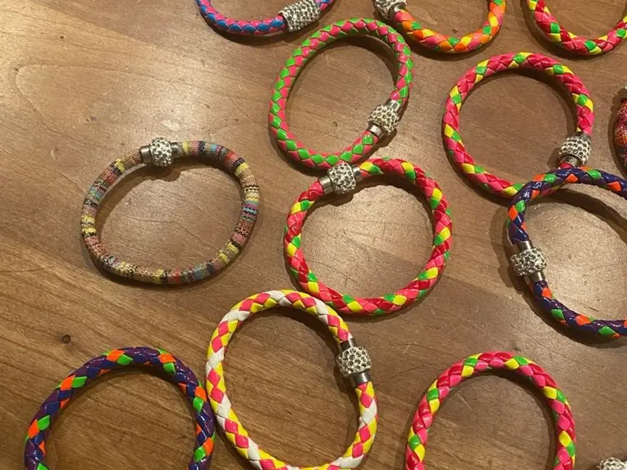 Billede 4 - Farverige armbånd
