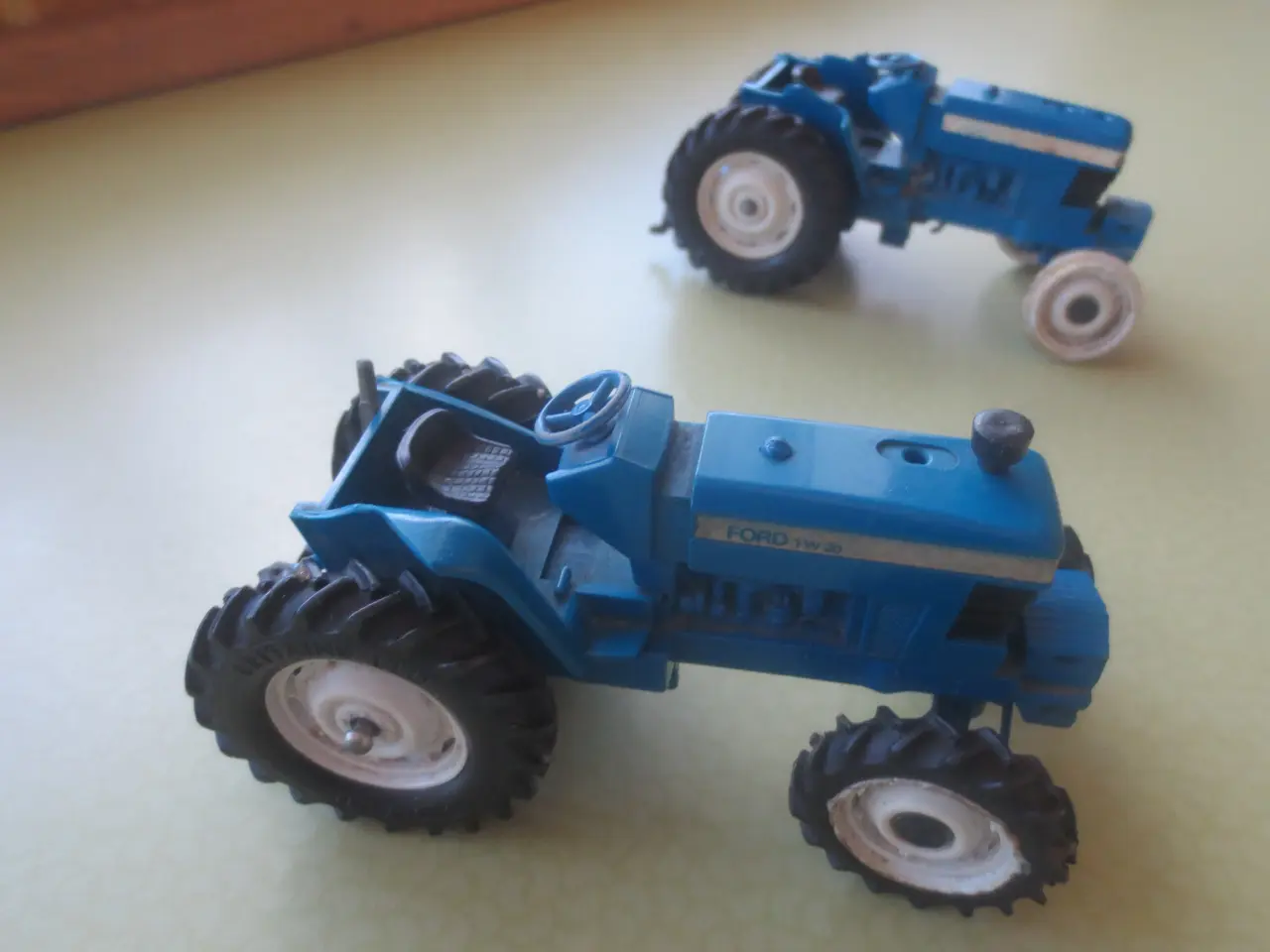 Billede 3 - 3 stk Modeltraktorer Ford TW 20 Massey ferguson 59