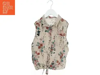 Bluse uden ærmer med blomstermønster fra H&M (str. 164)