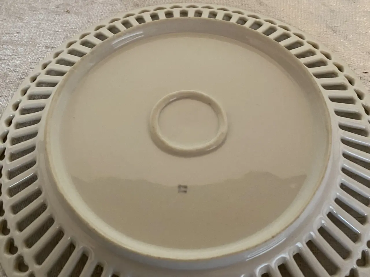 Billede 2 - Porcelænstallerken med gennembrudt kant og blomste