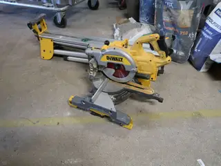 Akku kap-/geringssav DEWALT DCS777 med stativ