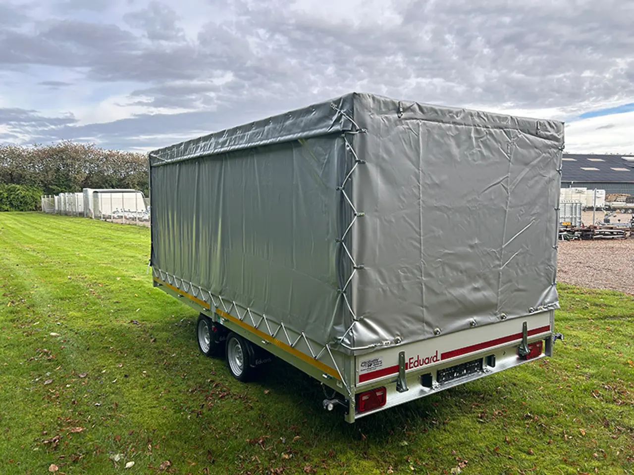 Billede 9 - Høj presenning m. gardinsider til Eduard 4522 trailer