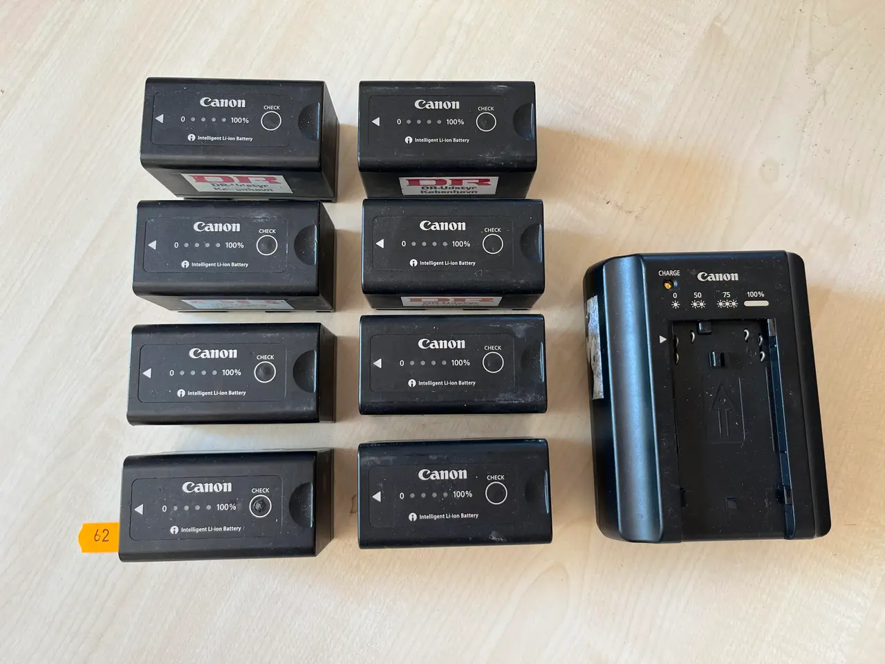 Billede 1 - Oplader og 8. Stk. Canon batterier