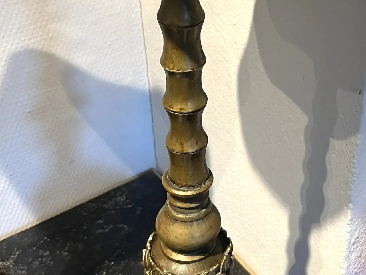 Billede 3 - Stor gulvlysestage patineret messing h. 57 cm.