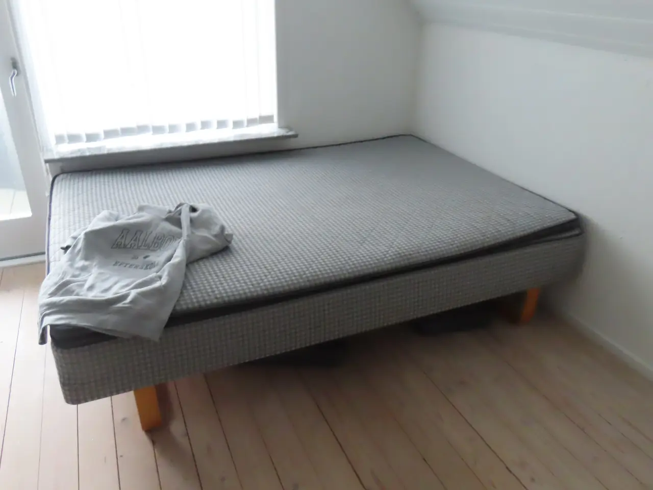 Billede 1 - Seng, sofa og lampe