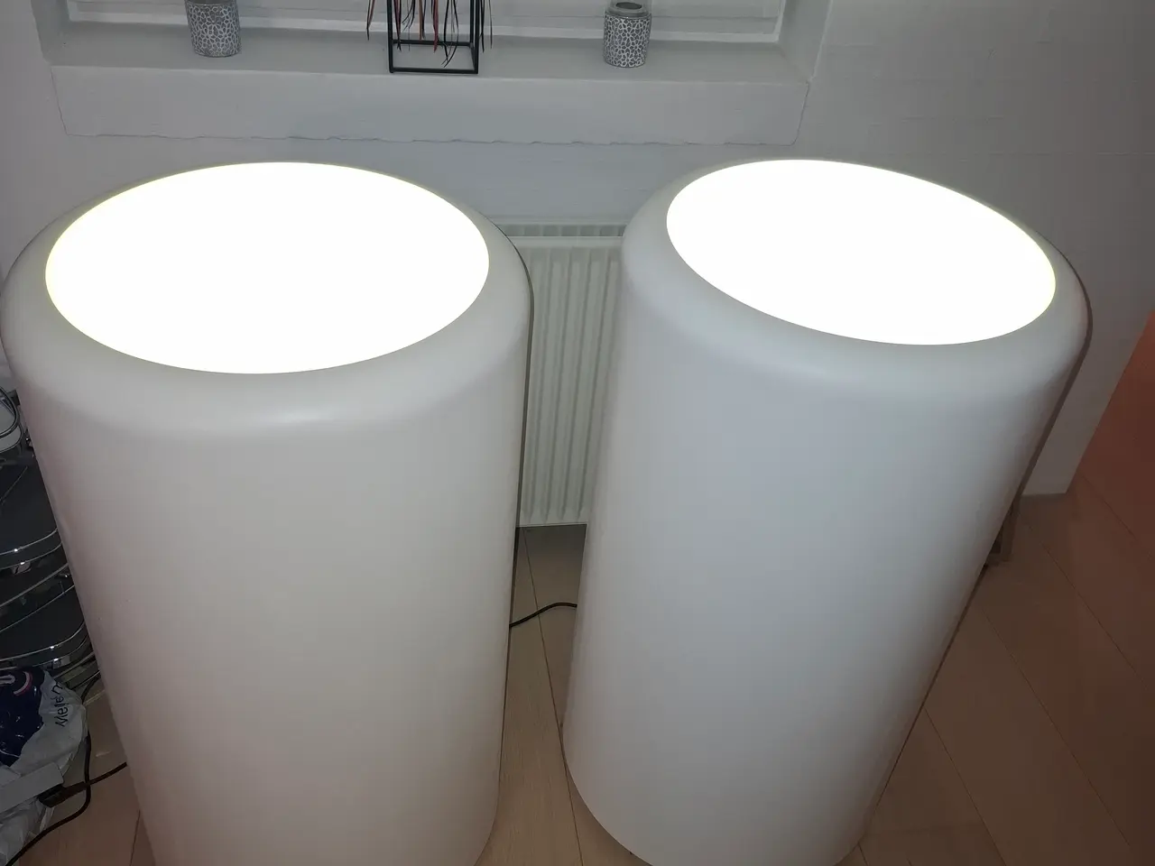Billede 1 - 2 stk hvide gulvlamper med LED lys