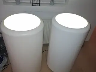 2 stk hvide gulvlamper med LED lys