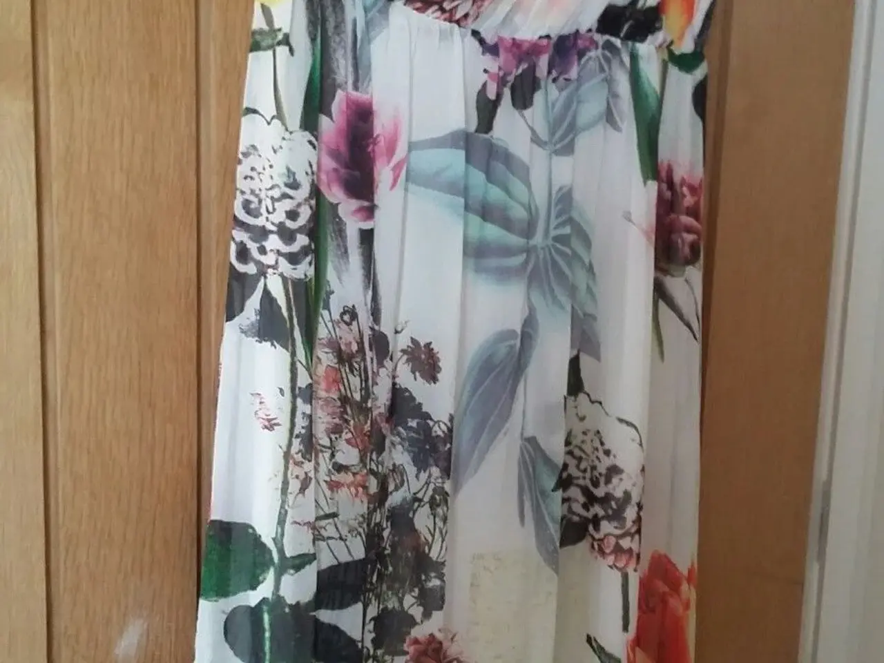 Billede 1 - Maxi fra Asos.med blomster flor.bæres i 1 strop