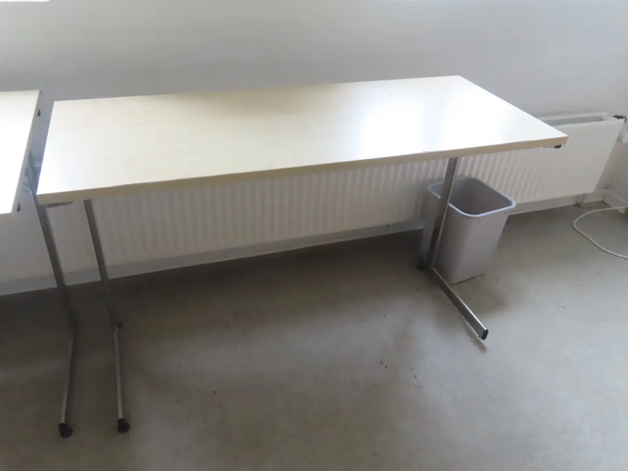 Billede 3 - Indhold på værelse af bord, køjeseng, skab mv.