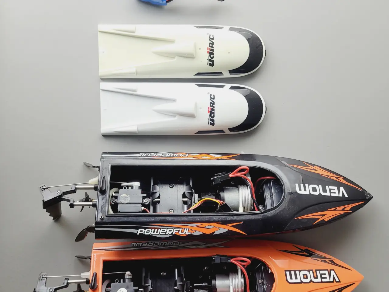 Billede 2 - 🚤 2x UDI R/C Venom Speedbåde (Utestet)