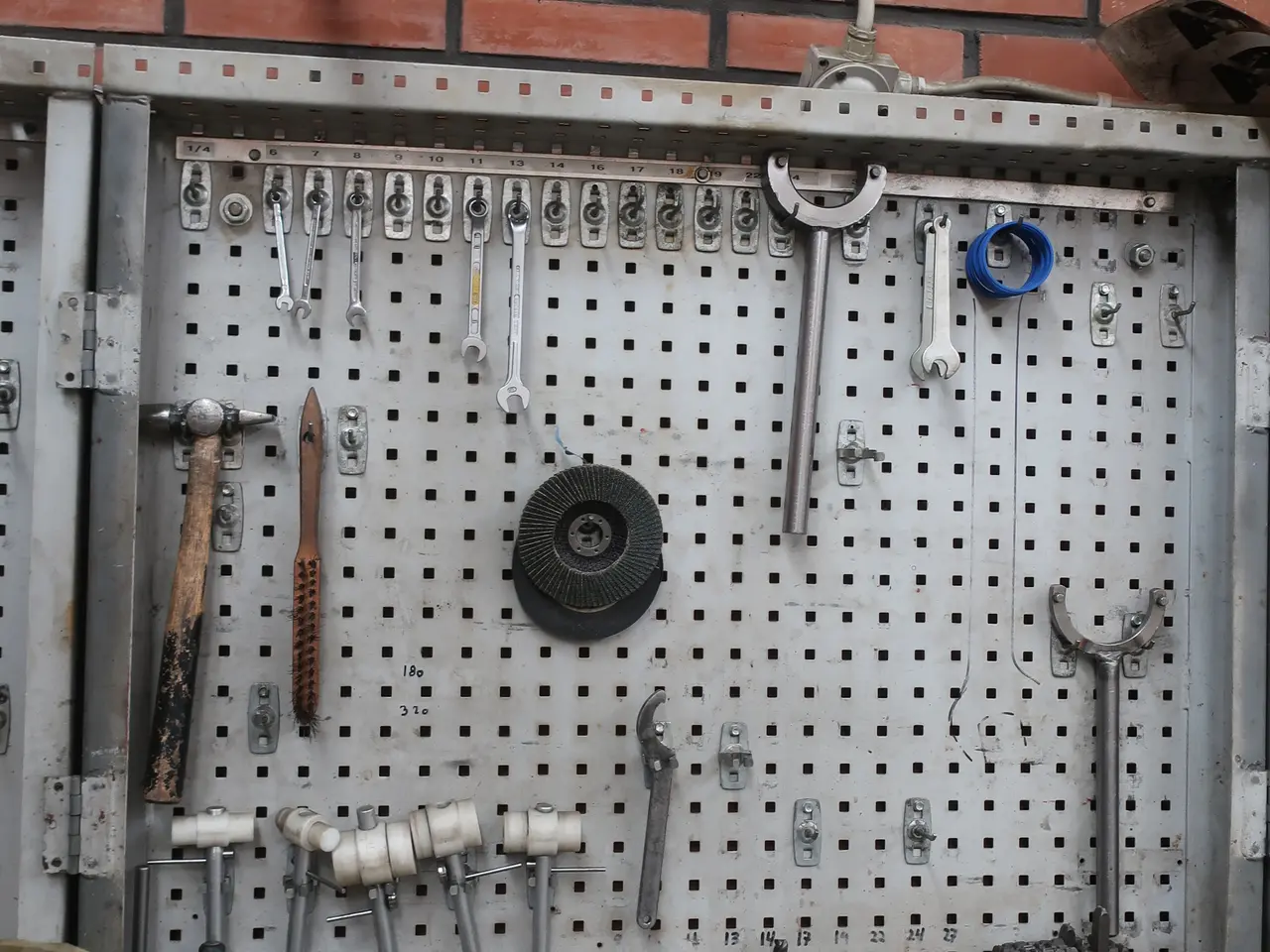 Billede 7 - Arbejdsbord med indhold