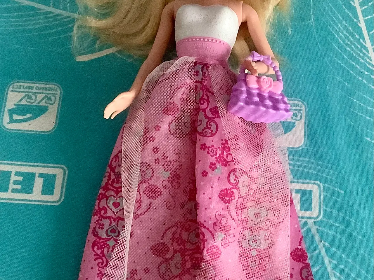 Billede 2 - Barbie med 3 nederdele og taske.