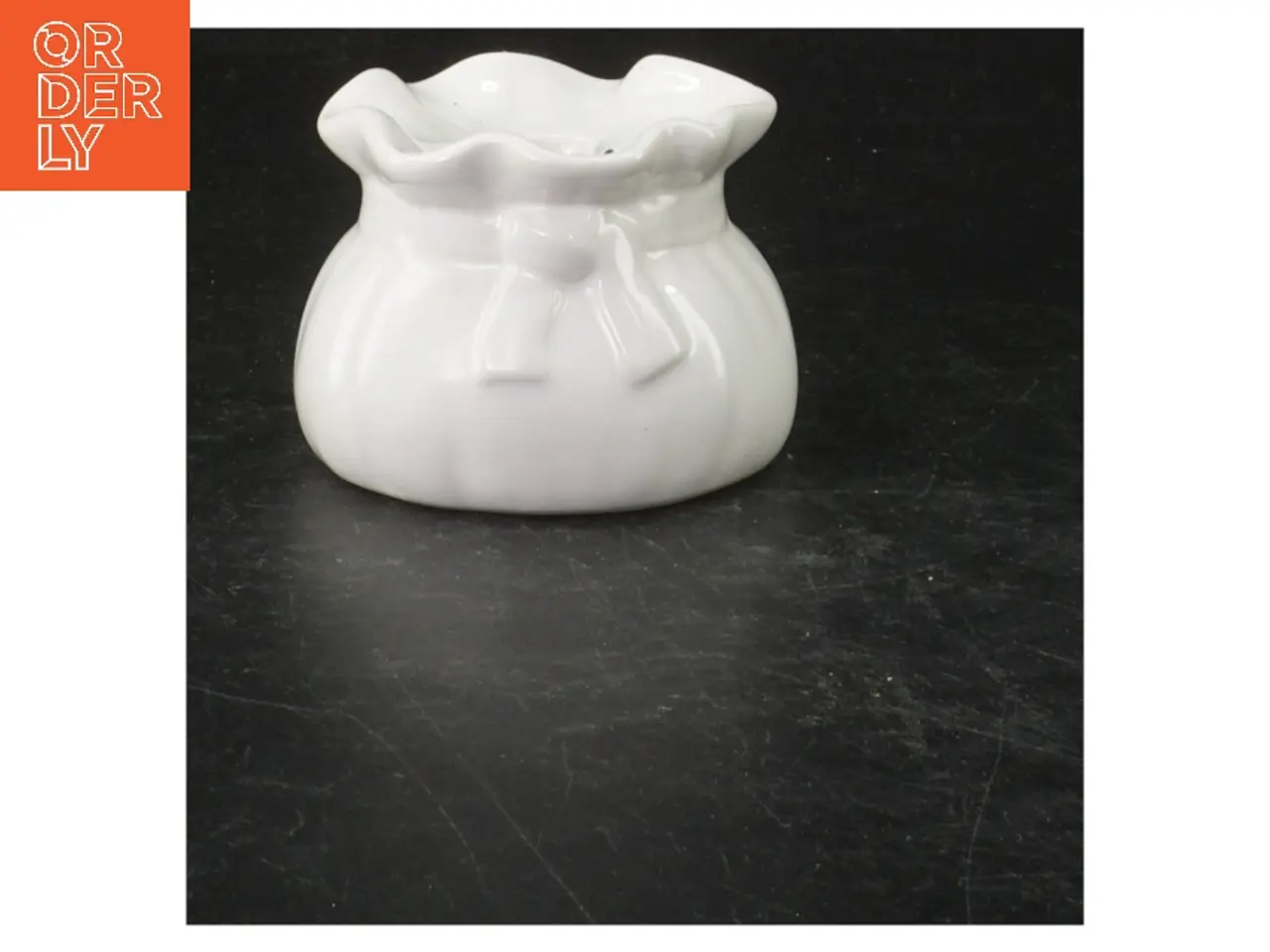 Billede 2 - Små hvide porcelænsvaser (str. Ø, 7 cm. 2 styk)
