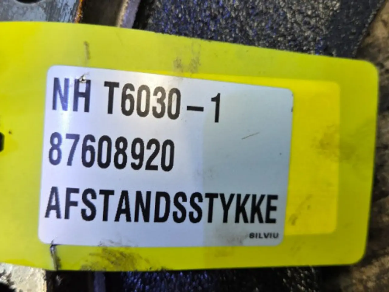 Billede 11 - New Holland T6030 Afstanstykke 87608920