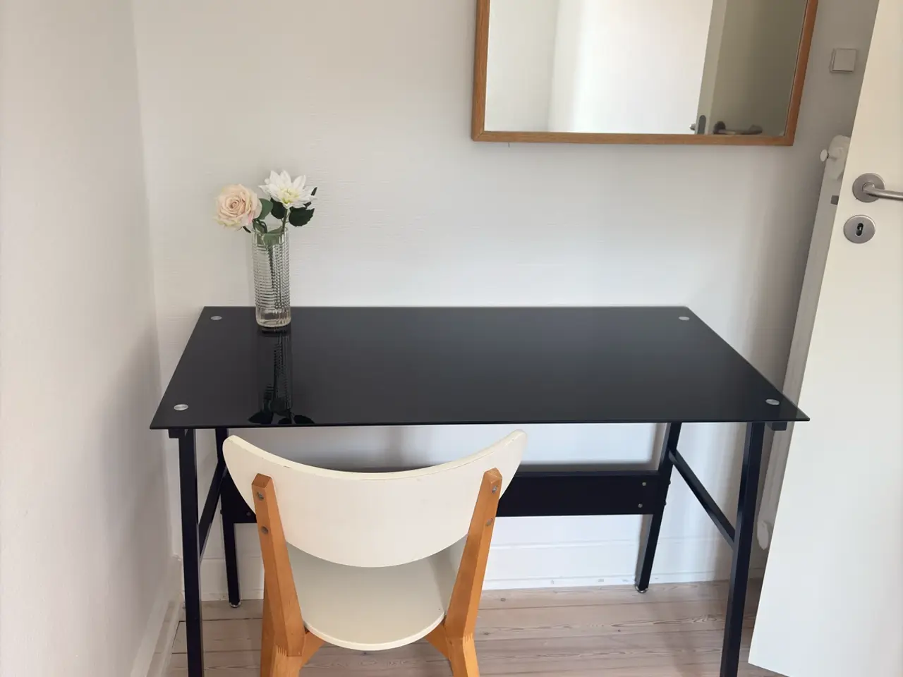Billede 1 - Sort skrivebord i glas 