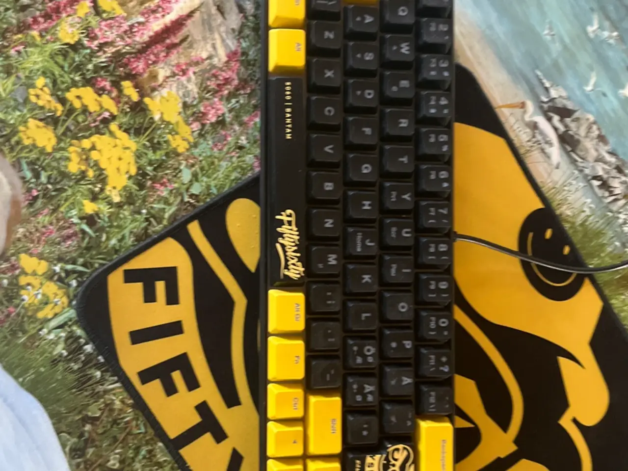 Billede 4 - Gul og sort tastatur og mus.
