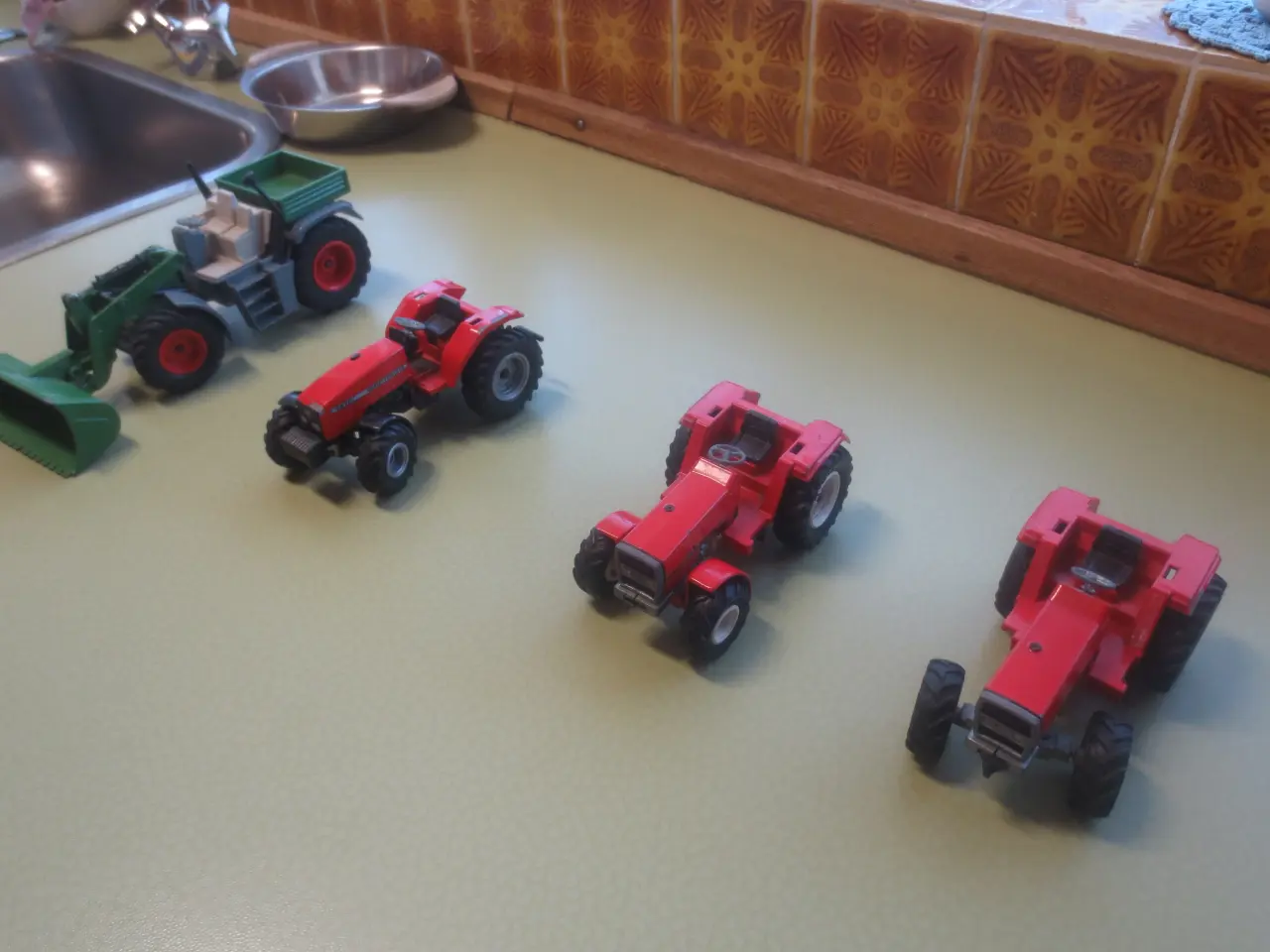 Billede 1 - 4 stk Siku Metal Massey Ferguson 3050A og 4270 
