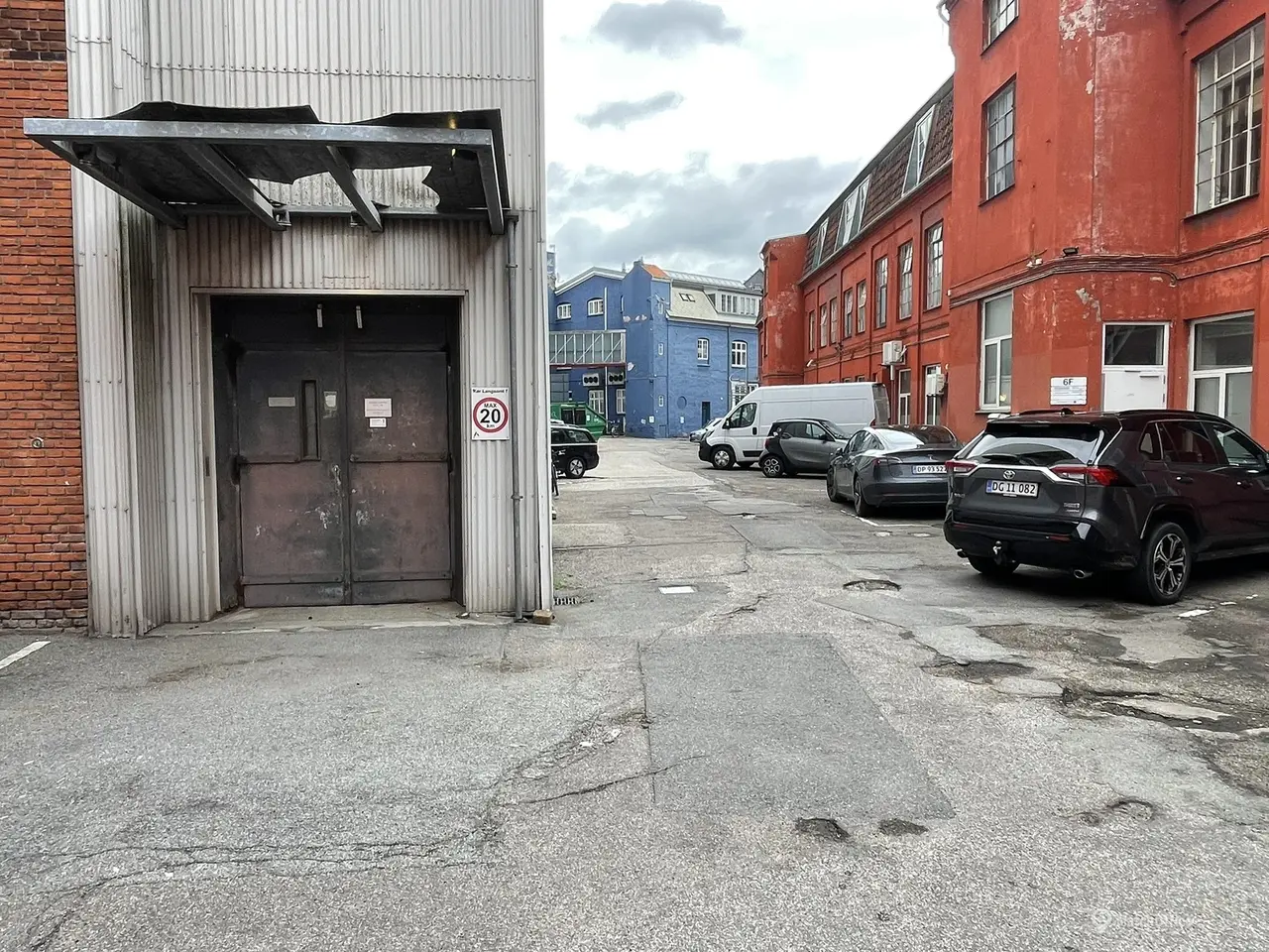 Billede 22 - Højloftet lagerlokale med vareelevator til gadeplan