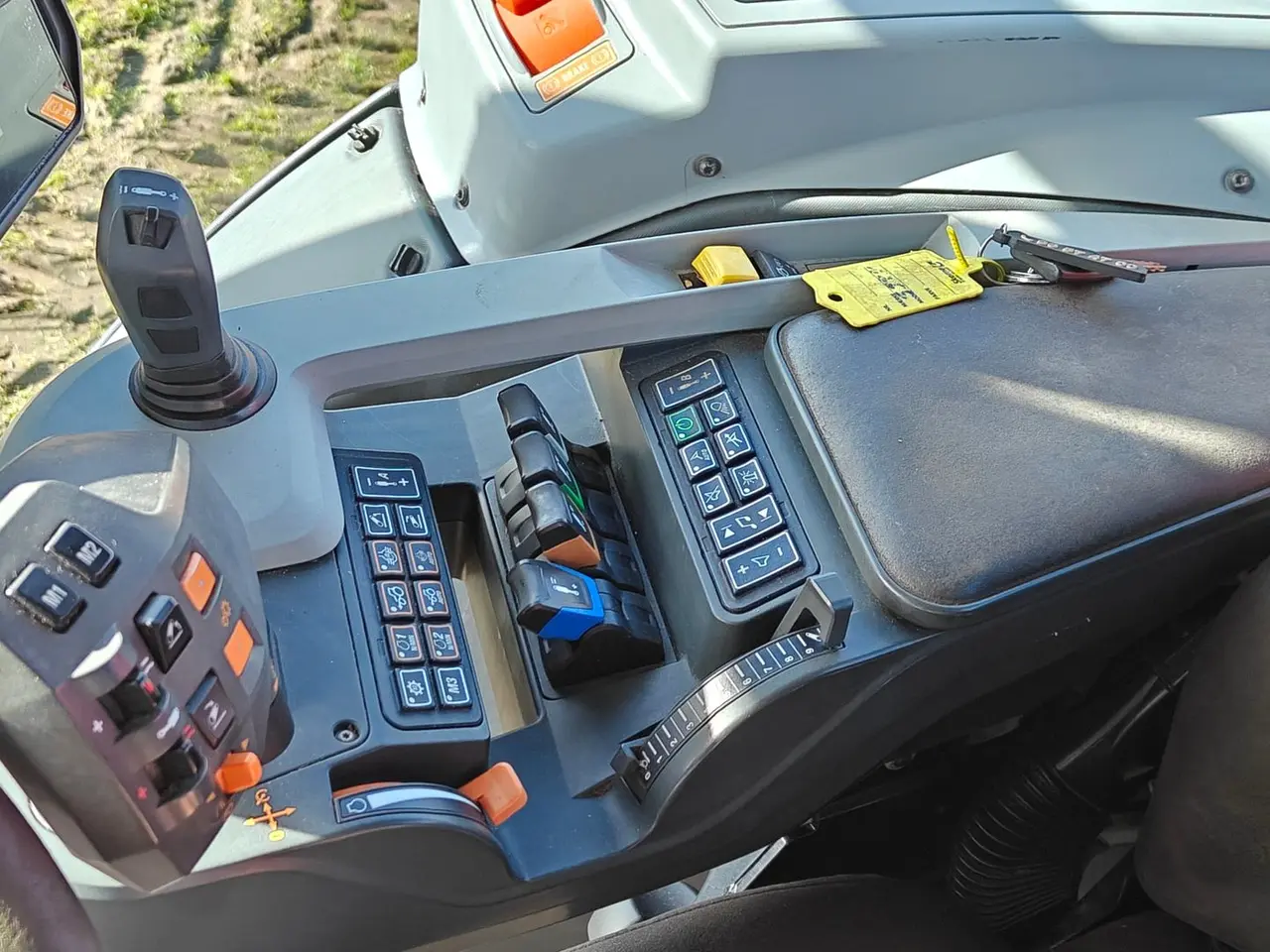 Billede 4 - Valtra T214 m. Flisvogn fra Kronos / Alsidig Maskinfabrik
