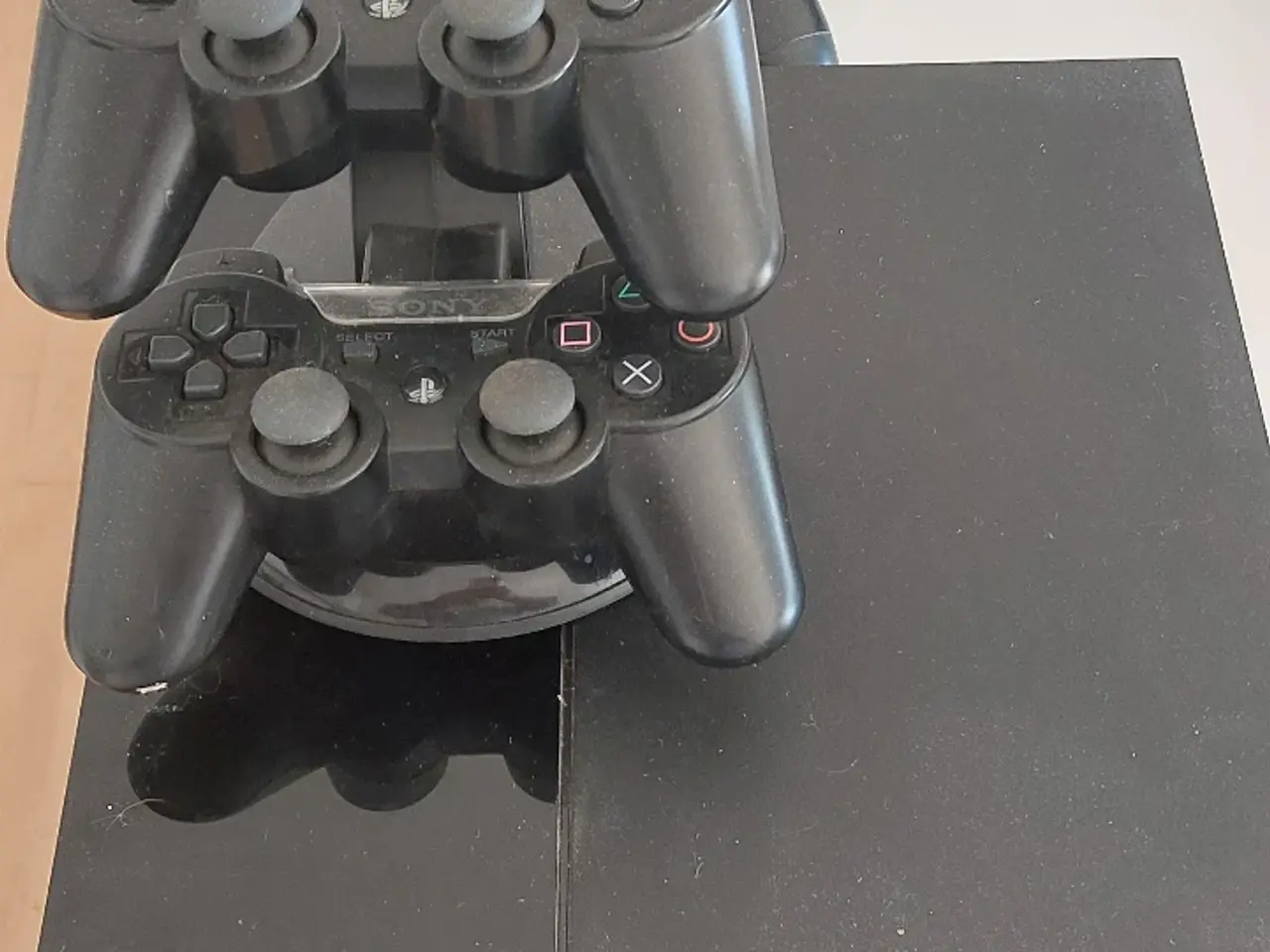 Billede 2 - Playstation 4 with 5 remotes in perfect condition