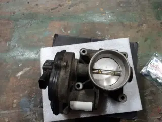 Gasspjældstuds c-max 1,8 ghia 125 hk