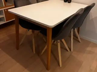 Velholdt spisebord 