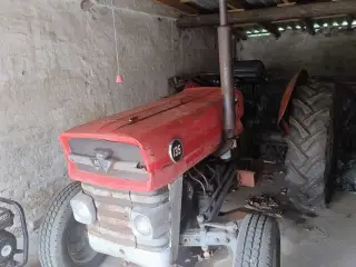 MF 135 traktor