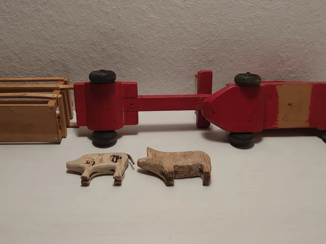Billede 5 - Fængselslegetøj:Grisetransport med 2grise.L.32,5cm