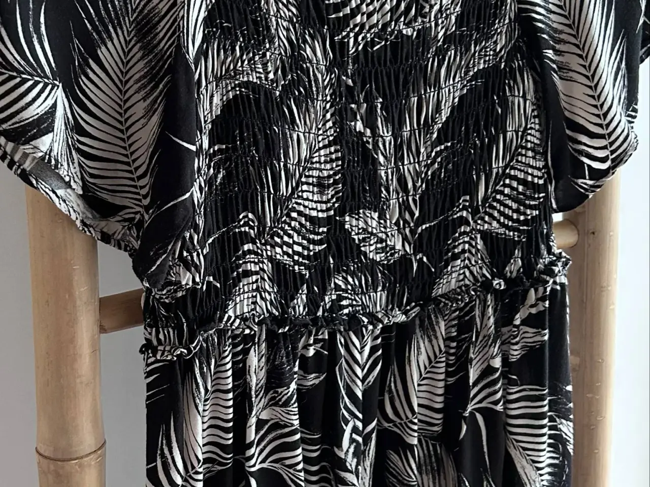 Billede 2 - H&M smocksyet kjole med vide ærmer, str. 146