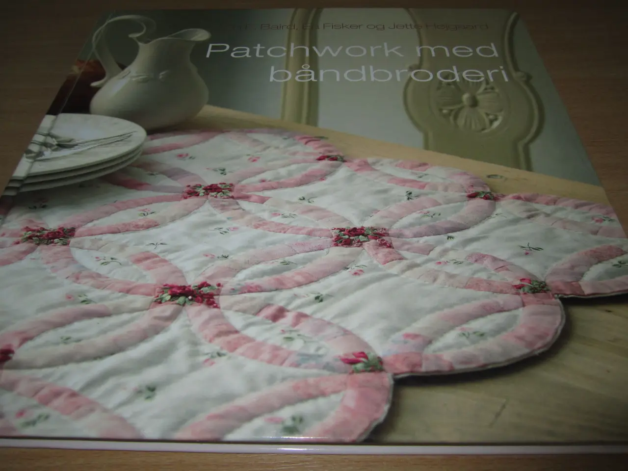 Billede 1 - PATCHWORK med båndbroderi.