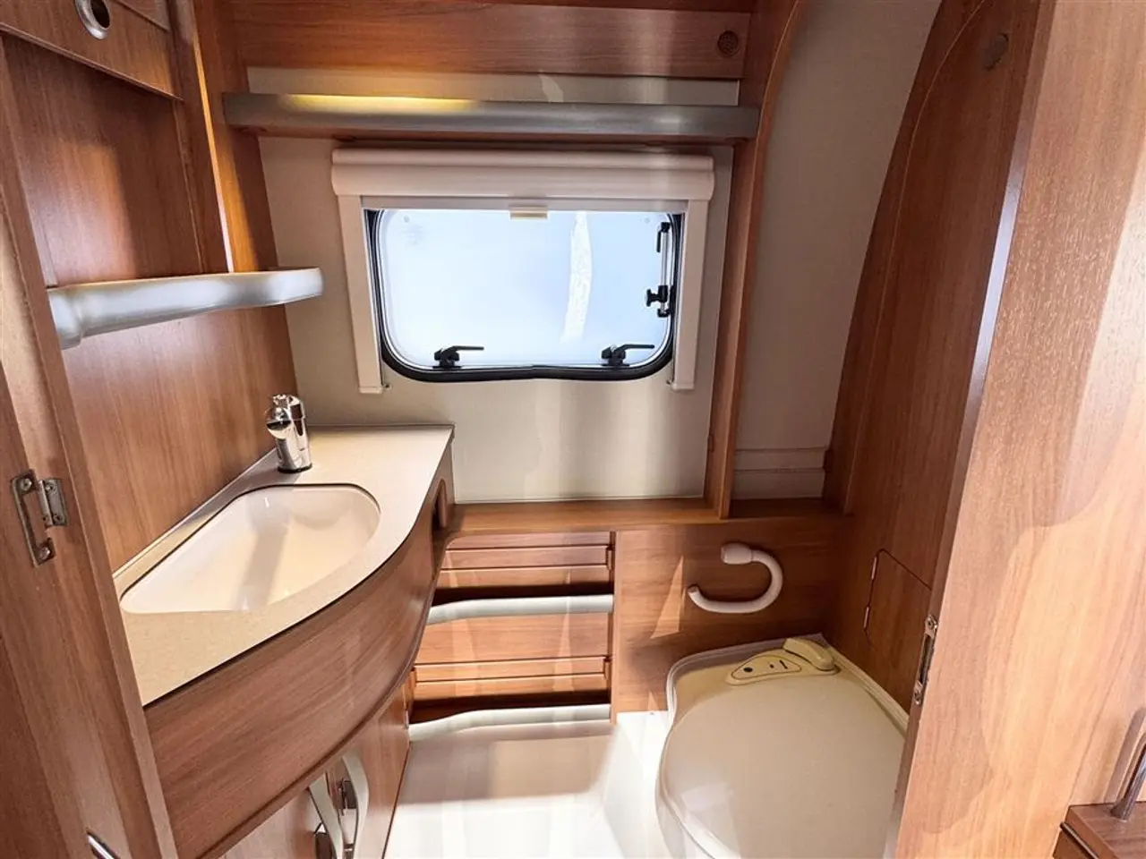 Billede 14 - 2018 - Hymer Eriba Familia 320 Dobbeltseng-Endesiddegruppe-Mover-Telt