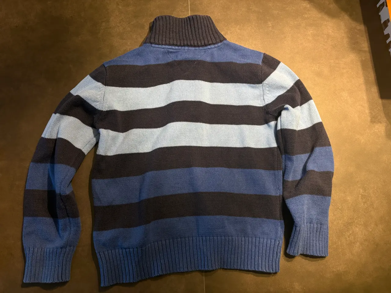 Billede 4 - Flot Tommy Hilfiger strik med lynlås – Str. 7