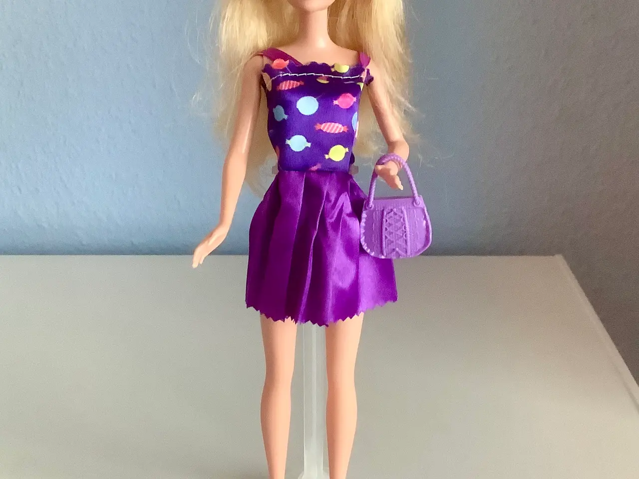 Billede 1 - Barbie med tøj og tasker m.m.