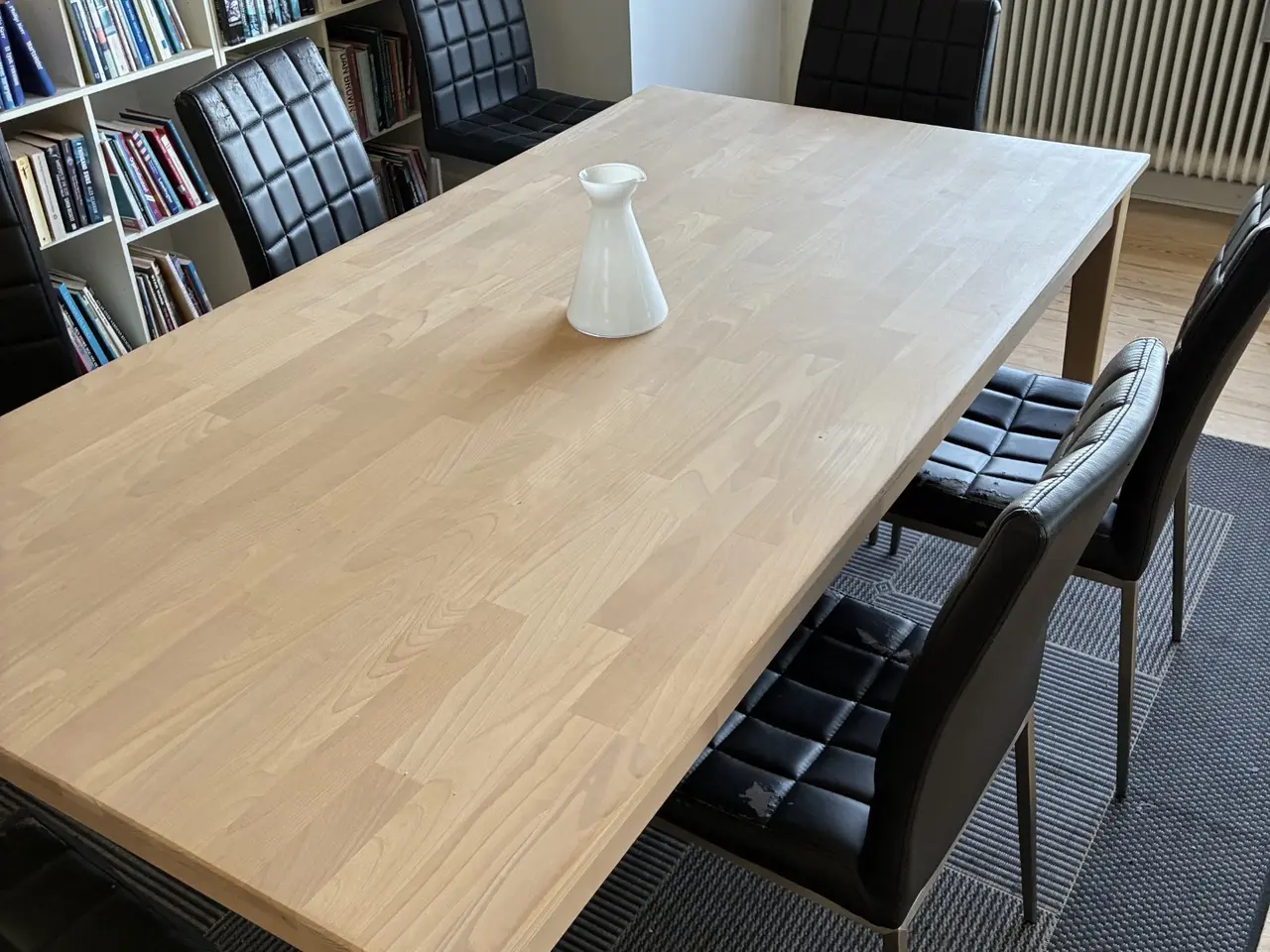 Billede 1 - Fint spisebord 8 stole i forskellige stand