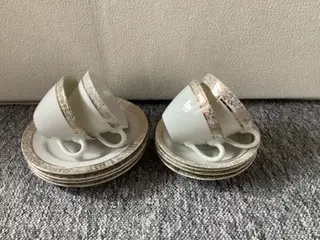 4 kopper med underkopper og desserttallerkner 