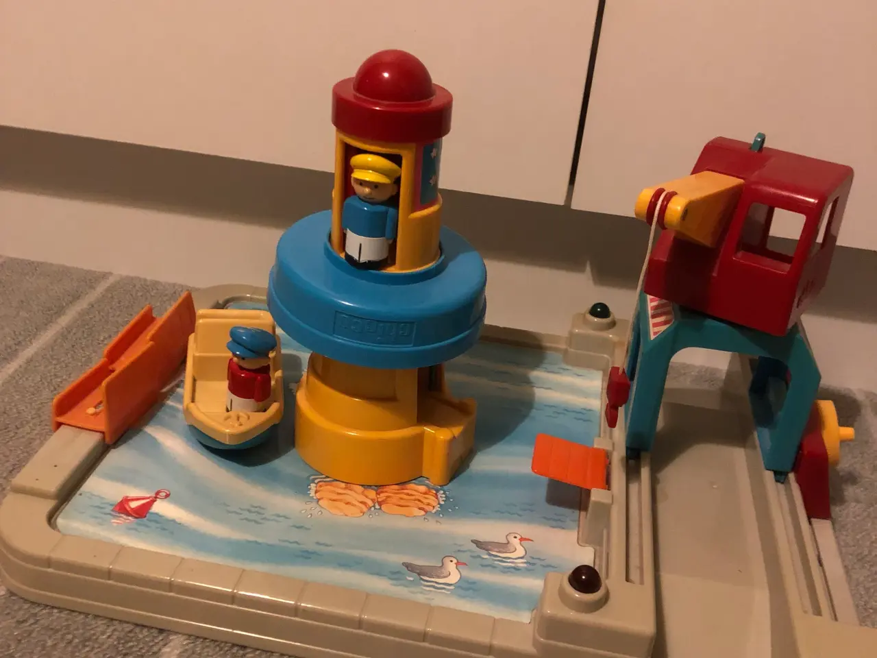 Billede 2 - Kran ved havn med båd og fyrtårn 
