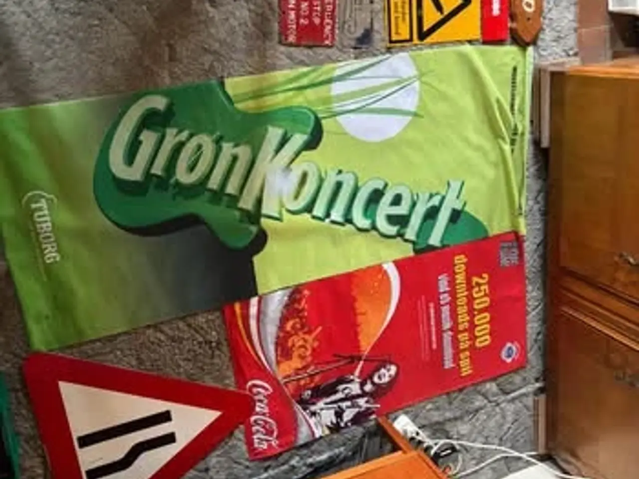 Billede 1 - Lot med skilte og bannere sælges samlet 